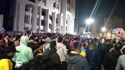 بعد توديع البطولة العربية.. تظاهر جماهير الإسماعيلي أمام النادي للمطالبة برحيل رئيس النادي | صور