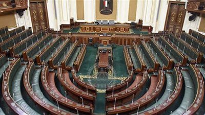 قاعة المجلس تتزين.. اللمسات الأخيرة قبل انعقاد الجلسة الافتتاحية للبرلمان غدا.. صور