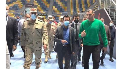 وزير الرياضة ورئيس الهيئة الهندسية يتفقدان مجمع صالات 6 أكتوبر