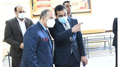 نائب محافظ قنا يشهد البث الإذاعي للمواد التعليمية على المنصات | صور