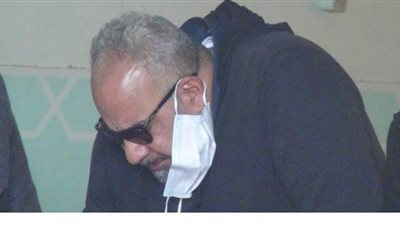 بكاء بيومي فؤاد في جنازة والده | صور