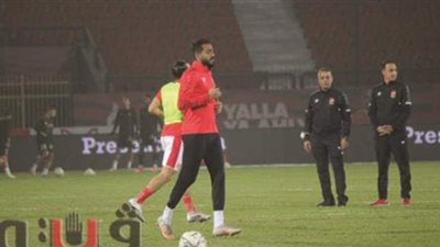 لاعبو الأهلي يجرون عمليات الإحماء قبل مواجهة الإنتاج الحربي | صور