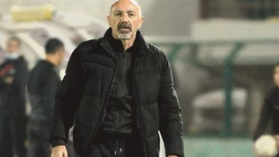 باتشيكو يهنئ لاعبي الزمالك عقب الفوز على المصري