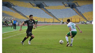 رئيس الزمالك يهنئ اللاعبين بالفوز على المصري