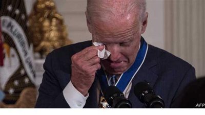 في مثل هذا اليوم.. بايدن يبكي بعد منحه وسام الحرية من أوباما| فيديو