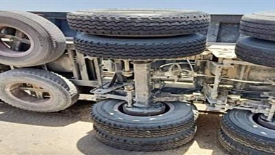 انقلاب سيارة نقل على طريق 