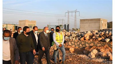 محافظ قنا يتفقد إنشاءات محطة وسيطة لتجميع المخلفات بأبو تشت