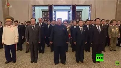 كيم جونغ أون يزور ضريح أبيه وجده | فيديو