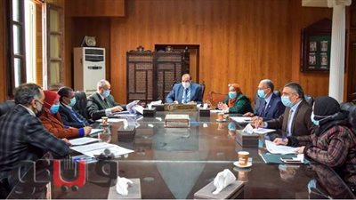 رئيس جامعة بني سويف يبحث حل مشاكل الطلاب الوافدين