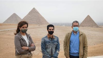 3 صور ترصد زيارة مينا مسعود للأهرامات وأبو الهول