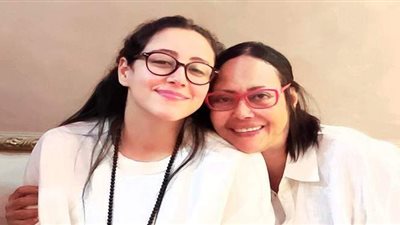 أول صورة لـ نهي العمروسي مع ابنتها بعد الإفراج عنها فى قضية الفيرمونت