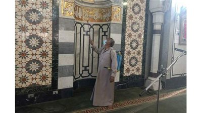 10 صور ترصد تعقيم مسجد النور بالعباسية استعدادا لاستقبال المصلين