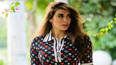 ياسمين صبري تظهر بفستان سعره 37 ألف جنيه.. وبشرى: «قمر لو لابسة خيش»