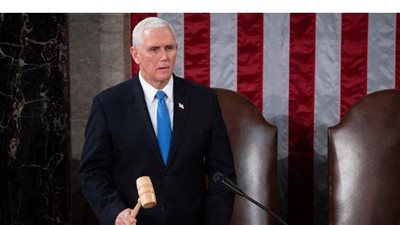 قرار مفاجئ من مايك بنس خلال جلسة التصويت على عزل ترامب