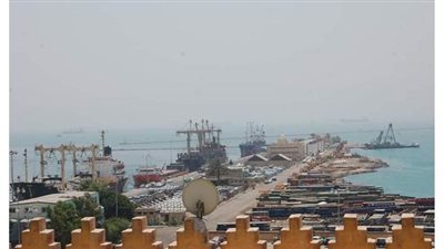 إعادة فتح ميناء السويس بعد تحسن الأحوال الجوية