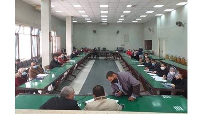 رئيس مدينة المنيا يناقش خطة الرصف بالقرى