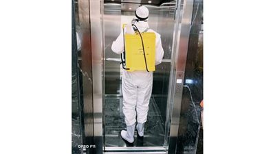 تعقيم وتطهير الصالة المغطاة لاستقبال أولى مباريات كأس العالم لليد