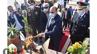 في ظل إجراءات الوقاية من كورونا.. أسوان تحتفل بعيدها بوضع الزهور على نصب الشهداء | صور