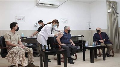 ملك الأردن وولي العهد يتلقيان لقاح فيروس كورونا