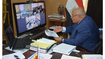 محافظ الوادي الجديد يبحث مع رؤساء المراكز موقف تقنين أراضي الدولة