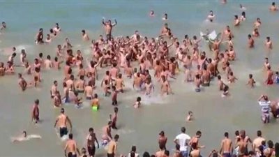 رغم تفشي فيروس كورونا.. شواطئ البرازيل مكتظة مع بداية الصيف | فيديو