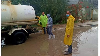 بدء رفع تراكمات مياه الأمطار بالبحيرة | صور