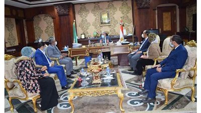 محافظ المنيا يناقش مع أعضاء البرنامج الرئاسي مبادرة 