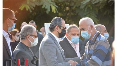 إيهاب صفوت الشريف يستقبل المعزين بعد انتهاء جنازة والده | صور