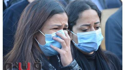 انهيار حفيدة صفوت الشريف خلال مراسم دفنه | فيديو وصور