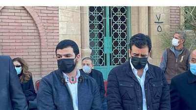 انهيار حفيد صفوت الشريف بالبكاء أثناء استقبال المعزين بالمقابر| فيديو وصور