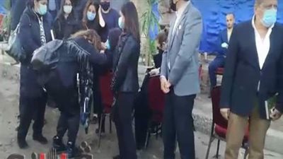 سيدة تقبل يد زوجة صفوت الشريف أثناء العزاء | فيديو