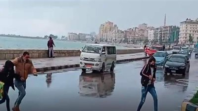 نوة الفيضة الكبرى تواصل ضرب الإسكندرية | فيديو