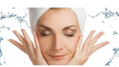 ما هي كمية الماء التي تحتاجها البشرة حسب العمر؟