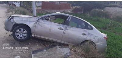 إصابة شخصين بحادث انقلاب سيارة في قنا | صور