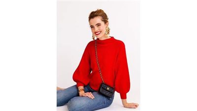 البلوفر الأحمر قطعة أساسية في خزانتك الشتوية ٢٠٢١ | صور