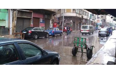 برك مياه الأمطار تنتشر في شوارع الإسكندرية