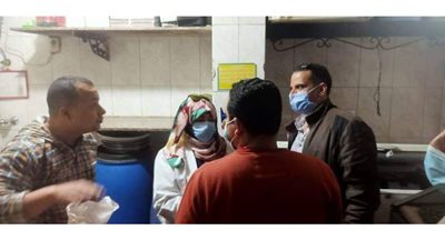 ضبط أواني طهي غير صالحة ولحوم فاسدة في حملة على مطاعم ومحال الجيزة | صور