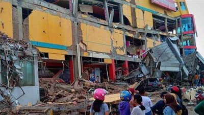 مصرع 3 أشخاص وإصابة 24 آخرين في زلزال قوته 6.2 درجة بإندونيسيا