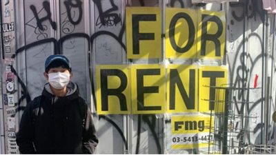 شخص يعرض نفسه للإيجار في اليابان