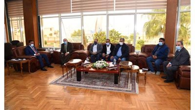 محافظ مطروح يبحث حل أعطال الكهرباء