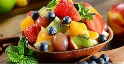 طريقة تحضير سلطة الفواكه بصوص الليمون والنعناع| فيديو