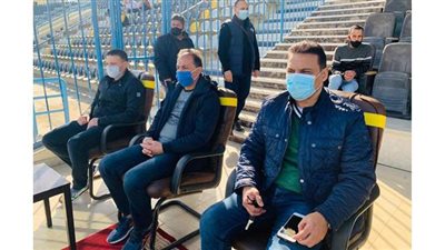 حسام البدري ومعاونوه يحضرون مبارة إنبي وسيراميكا كليوباترا