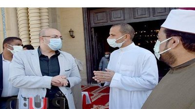 الأهالي يستوقفون محافظ بني سويف لعرض مشاكلهم عقب صلاة الجمعة