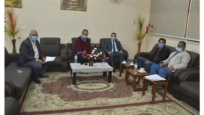 رئيس جامعة الوادي الجديد يبحث دفع عجلة العمل بالمشروعات الإنشائية