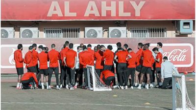 موسيماني يحاضر لاعبي الأهلي قبل المران