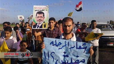 بالفيديو والصور.. طفل يقود مسيرة لعناصر 