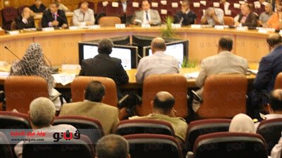 بالفيديو والصور.. محافظ القاهرة لرئيس حي الزاوية الحمراء: «ريحة المنطقة زبالة»