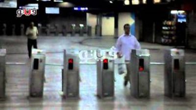 بالفيديو.. ركاب يحولون بوابات المترو لسباق «تخطى حواجز»