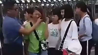 معلم يمسح وجوه الطالبات من المكياج بقماشة مبتلة (فيديو وصور)