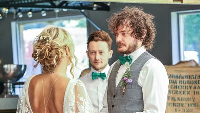 شاهد ما فعلته امرأة بفستان زفافها (صور)